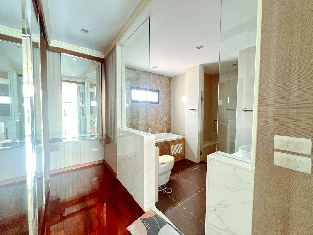 urban 112 ตร.วา สาทรหัวมุม  BTS บางหว้า 1.6 กม. 5 นอน  ให้เช่าบ้านเดี่ยว 2 ชั้น450 ตร.ม.นานานาชาติสิงคโปร์5.5 กม.หลังใหญ่สุด  5 น้ำ.เ