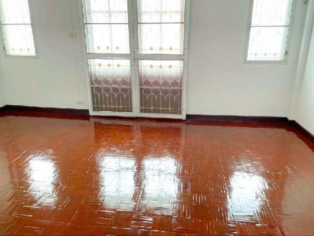 ตลาดหทัยมิตร 1.9 กม. ให้เช่าทาว์นเฮาส์ 2 ชั้น 20 ตร.วา.160 ตร.ม.รีโนเวทใหม่ 3 นอน 2 น้ำ รร.นานาชาติเกวลี 1 กม.ไม่มีเฟอร์ แหล่งชุมชน