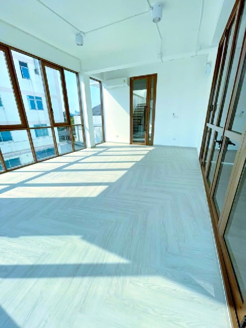 MRT ห้วยขวาง 650 ม. อาคารสำนักงาน 4 ชั้น พร้อมออฟฟิศ ชั้น 3 พร้อมเฟอร์ 2 น้ำ 31 ตร.ม.8 ตร.วา. รร.นานาชาติรีเจ้นท์ 3.8 กม. ติดถนน