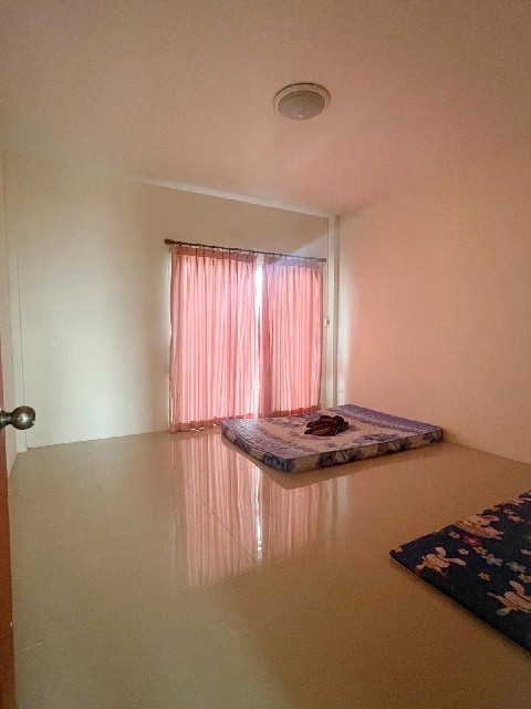 ราชภัฎศรีสะเกษ 1.6 กม. ทำเลดี เหมาะกับทำโฮมออฟฟิศติดถนน ใจกลางเมือง 2 นอน 3 น้ำ  27 ตร.วา.324 ตร.ม.ม.