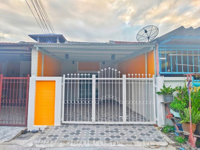 ขายทาวน์เฮ้าส์ ซ.วัดอู่ หนองไม้แดง ใกล้อมตะชลบุรี 2 ห้องนอน 1 ห้องน้ำ ปรับปรุงรีโนเวทใหม่ทั้งหลัง