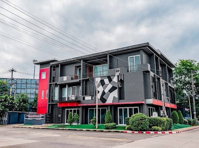 ขายอาคารพาณิชย์ 3 ชั้นติดถนนใหญ่ 2 ด้าน ซอยหมู่บ้านเวิลด์คลับแลนด์ อำเภอหางดง จังหวัดเชียงใหม่ เนื้อที่ 138 ตารางวา