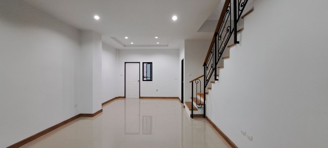 ขายทาวน์โฮม 2 ชั้น หมู่บ้านอรินสิริ คันทรีฮิลล์ บรรยากาศร่มรื่น การเดินทางสะดวก