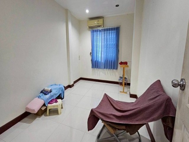 ขายบ้านเดี่ยว 2 ชั้น ขนาดเนื้อที่ 51.6 ตร.ว. หมู่บ้านพิชามญชุ์ 3 เดินทางสะดวกห่างจากถนนตลิ่งชัน-สุพรรณบุรี บางบัวทอง จังหวัดนนทบุรี