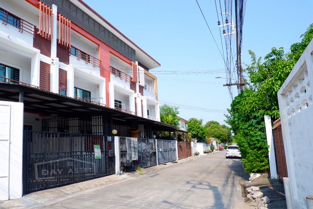 ขายทาวน์โฮม 3 ชั้น ซอยลาดพร้าว 93 (หลังริม) เนื้อที่ 31 ตร.ว. ขายเพียง 5,690,000 ล้านบาท