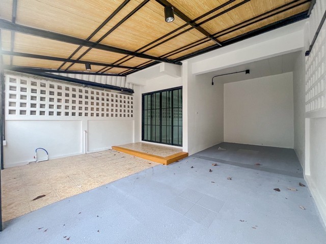 Vายทาวน์เฮ้าส์รีโนเวทครบ กรุงเทพระยอง 1.xx ลบ. กู้เกินได้