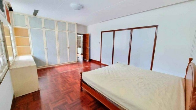 ให้เช่าบ้านเดี่ยว  เข้าหมู่บ้านได้ 2 ทาง ถนนเสรีไทย และ ถนนประเสริฐมนูกิจ หมู่บ้านนวธานี เสรีไทย