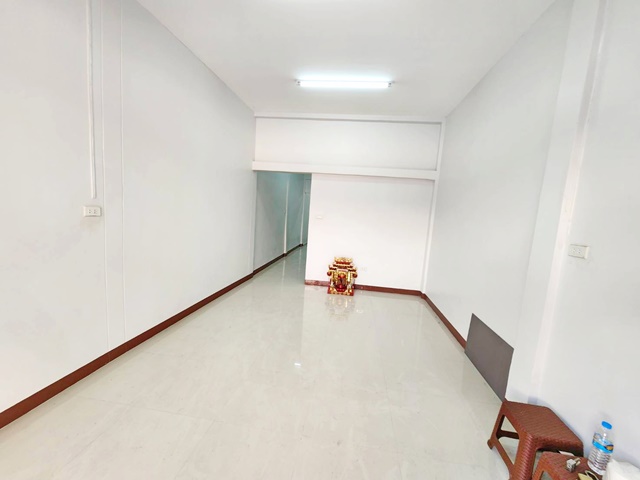 ขาย ให้เช่า อาคารพาณิชย์ 2 ชั้นโรงพยาบาลกลาง  MRTสามยอด 699 ม. ตกแต่งใหม่ ทำเลทอง MRT วัดมังกร 599 ม.  100 ตรม. 13 ตรว.