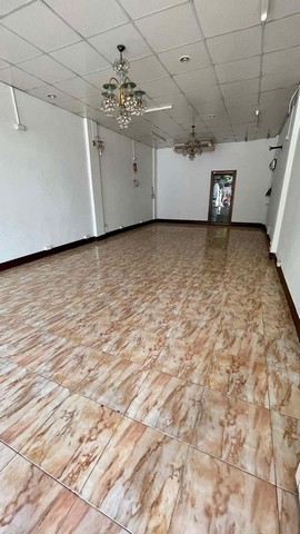 อาคารพาณิชย์ 3 ชั้น เหาะสำหรับค้าขาย รายล้อมด้วยหอพัก สันติธรรม