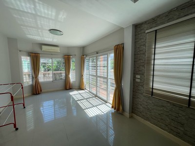 The Central Park โคราช (ถนนสุรนารี2 หนองกระทุ่ม ) บนพื้นที่ 58 ตร.วา เดินทางสู่กรุงเทพหรือเขาใหญ่ก็ง่ายนิดเดียว