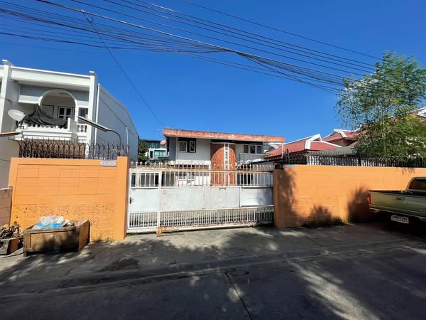 บ้านเดี่ยว25ชั้น100วา 4นอน 3น้ำถนนลาดพร้าวเหมาะเช่าทำร้านอาหาร คาเฟ่ ออฟฟิศ มีที่จอดรถได้ 10 คัน + ข้างทาง