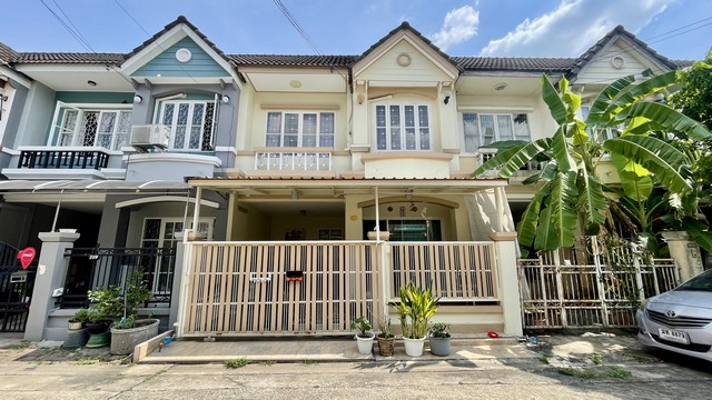 ขาย ทาวน์โฮม/ทาวน์เฮ้าส์ ราคาถูกพร้อมอยู่ หมู่บ้านบุศรินทร์-รามอินทรา ถนนพระยาสุเรนทร์ ใกล้ห้างแฟชั่นไอส์แลนด์ ใกล้รถไฟฟ้า ย่านมีนบุรี 