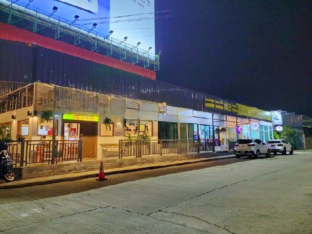 เปิดร้านอาหาร ร้านค้า สาย2-3 ติดป้ายชื่อร้าน กาญจนาภิเษก ให้เช่า พื้นที่อาคาร 1 ชั้น  26 ตร.ม.  21ตร.วา.ริมถนนบรม นาชาติคิดส์วิลเลจ 3.6 กม