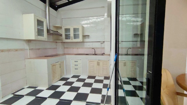 หลังมุม 3 นอน ให้เช่าทาวน์โฮม 3 ชั้น ตลาดสำเพ็ง 2 450ม.  ถ.สาทร-กัลปพฤกษ์ 24 ตร.วา.284ตร.ม.ติดถนนใหญ่ MRT หลักสอง ไพโอเนียร์ส 3 น้ำ