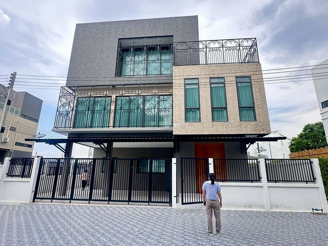 บ้านเช่าสามชั้น พร้อมหรูสไตล์ luxuryใหม่มากเฟอร์พร้อมหิ้วกระเป๋าเข้ายุได้เลย