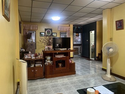 ขายถูกทาวน์เฮาส์ 2 ชั้น พื้นที่ดิน 18 ตรว. โครงการหมู่บ้านอยู่สบาย ใกล้สนามบินสุวรรณภูมิ 30 นาที ใกล้เขตคลองหนึ่ง คลองหลวง ปทุมธานี