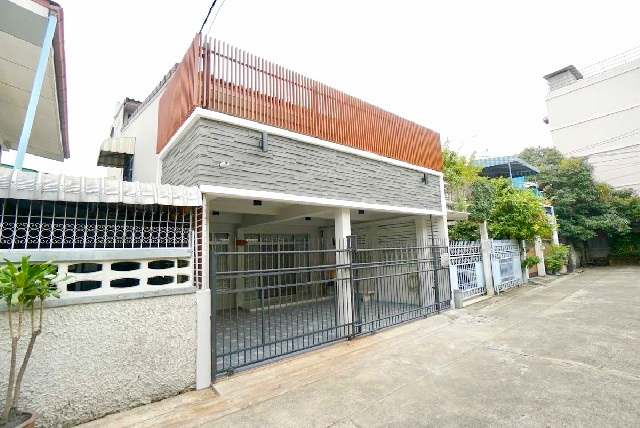 ให้เช่าทาวน์เฮ้าส์ 3 ชั้น รัชดา1-5 MRT พระราม 9 500 ม. 7นอน  เซ็นทรัล พระราม 9 1.9 กม. ดาดฟ้า หลังใหญ่ 420 ตร.ม.