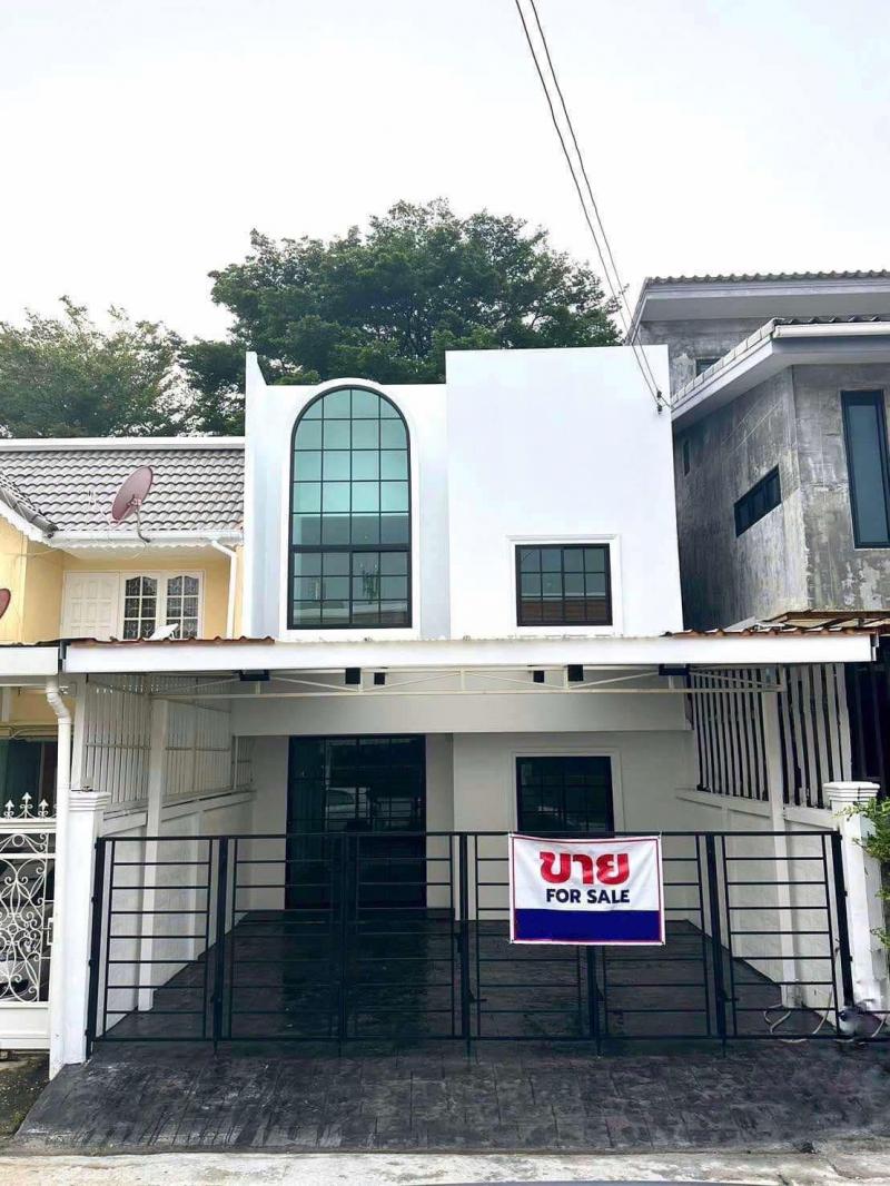 BS968 ขายทาวน์เฮาส์รีโนเวทใหม่ 2 ชั้น พร้อมอยู่ ทำเลดี ซอยนวลจันทร์ 27 ใกล้รถไฟฟ้าสายสีชมพู เดินทางสะดวก  สนใจนัดชมบ้าน / สอบถามเพิ่มเติม