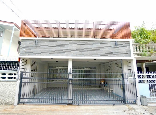 รัชดา1-5 7นอน ให้เช่าทาวน์เฮ้าส์ 3 ชั้น MRT พระราม 9 500 ม. เซ็นทรัล พระราม 9 1.9 กม. ดาดฟ้า หลังใหญ่ 422ตร.ม.37 ตร.วา.