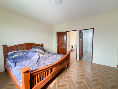 3 Story Commercial Building for Rent Prime Location in Nathon Koh Samui close to the market and ferry Ideal for office clinic or retail