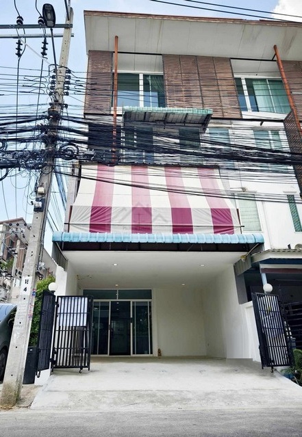 ขายทาวน์โฮม 3 ชั้นครึ่ง หลังมุม หมู่บ้านดิแอททิคไลท์ (The Attic Lite)  แจ้งวัฒนะ 24 (หลังเซ็นทรัลแจ้งวัฒนะ) ใกล้ BTS สายสีชมพู 