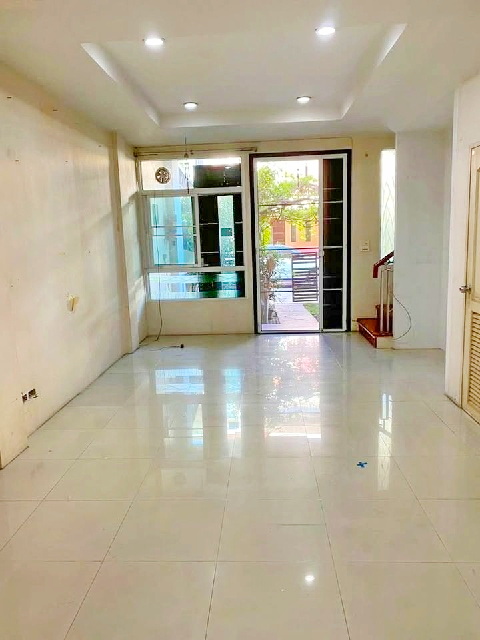 บิ๊กซี กัลปพฤกษ์ 300ม. MRT ภาษีเจริญ 2.2 กม.ให้เช่าทาวน์เฮ้าส์ 3 ชั้น 220 ตร.ม.18 ตร.วา.บรรยากาศร่มรื่น  3 นอน 4 น้ำ ตลาดฮอลแลนด์ 1.6 กม.