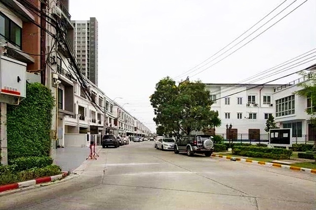  รักสัตว์ วงศ์สว่าง รัชดา 25ตรว. พระราม5 นครอินทร์  MRTแยกติวานนท์ ให้เช่าทาวน์โฮม 3 ชั้น180ตรม. 3นอน รพ.เลอลักษณ์