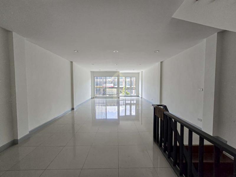 อาคารพาณิชย์ 3 ชั้น โครงการ ปัญญาคอมเพล็กซ์ ศรีราชา