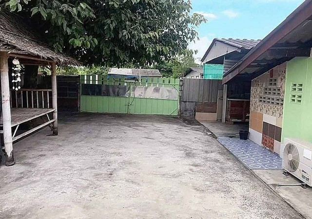 ขายที่ดินพร้อมสิ่งปลูกสร้าง​  2 หลัง​  บนเนื้อที่​  130 ตรว ​ถนนดีถนนกว้าง​  6​ ล้อ​ วิ่งสวนได้