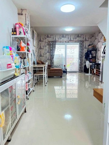 ายบ้านทาวน์โฮม 2 ชั้น   หมู่บ้านแฟมิลี่ซิตี้พานทอง เนื้อที่ : 16 ตรว.พื้นที่: 2 ห้องนอน 2 ห้องน้ำ