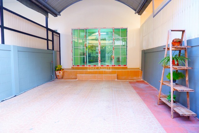 ขายทาวน์เฮาส์ 2 ชั้น พร้อมอยู่ ซอยนาคนิวาส 21 แยก 2-3 (ลาดพร้าว 71) เนื้อที่ 25 ตร.ว. ขายเพียง 3,390,000 ล้านบาท