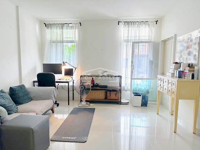 ขายทาวน์เฮาส์ 2 ชั้น หมู่บ้าน ฮาบิทาวน์ วัชรพล ใกล้รถไฟฟ้าสายสีเขียว-สายสีชมพู เนื้อที่ 21.8 ตร.ว. ขายเพียง 2,690,000 ล้านบาท