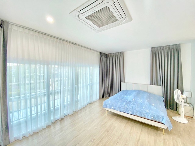 ตลาดบางปูใหม่ 5.9กม.ขายขาดทุนจำเป็นต้องใช้ 4-5นอน  ขายคฤหาสน์เดี่ยวใหญ่ที่สุด 2ชั้น หลังมุม อยู่หน้าสวน 79 ตร.วา.220 ตร.ม  4กม.พร้อมเฟอร์