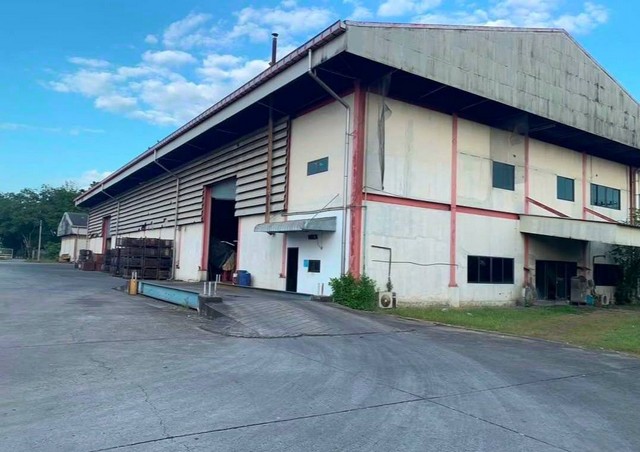 ขายที่ดินพร้อมสิ่งปลูกสร้าง มีใบอนุญาต รง.4 105  เนื้อที่ดิน  22-2-93ไร่   ผังส้มจุด บ่อทองชลบุรี