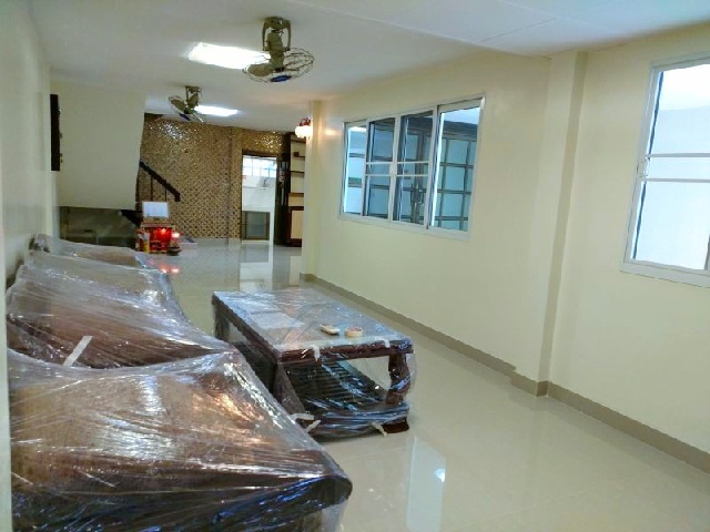 ศูนย์การประชุมแห่งชาติ 1.8 กม เซนต์แอนดรูว์ส สุขุมวิท 4.7 กม. MRT คลองเตย 1.2กม.ทาวน์เฮ้าส์ 2 ชั้น ให้เช่า 21ตร.วา. 162ตร.ม. 4 นอน