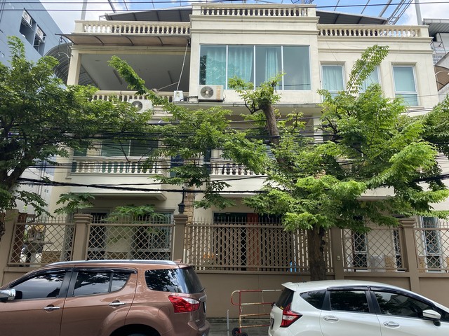 ขายบ้านเดี่ยวหลังใหญ่ ซอยสภาการเหมืองแร่ ใกล้มหาวิทยาลัยหอการค้า 2หลังในพื้นที่เดียวกันรีโนเวทใหม่  10ห้องนอน 14ห้องน้ำ 