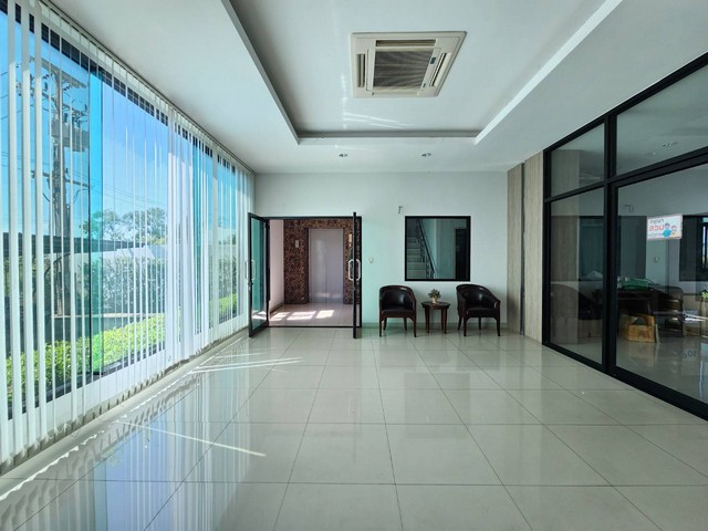 ขายอาคารสำนักงาน 5 ชั้น ซ.หทัยราษฎร์ 61 เนื้อที่ 914.6 ตร.ว พร้อมโรงงาน 2 ชั้น ใช้สอย 1,260 ตรม.