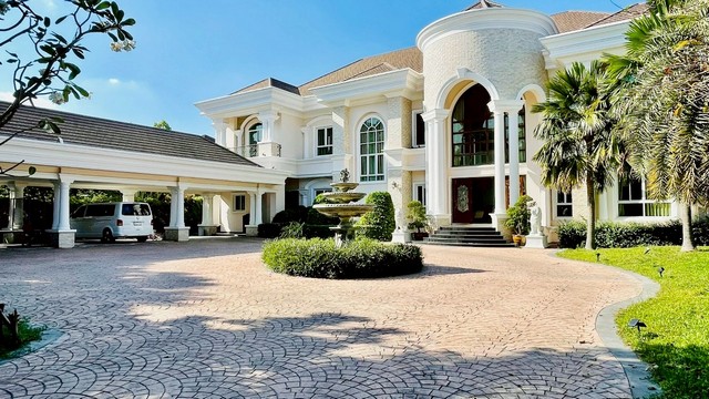 ให้เช่า บ้านหรู หมู่บ้าน ปัญญาอินทรา P1 เนื้อที่ 450 ตรว มี 5 ห้องนอน มีสระว่ายน้ำ ตกแต่งบิ้วอินด้วยวัสดุเกรดพรีเมี่ยม  