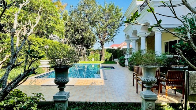 ให้เช่า บ้านหรู หมู่บ้าน ปัญญาอินทรา P1 เนื้อที่ 450 ตรว มี 5 ห้องนอน มีสระว่ายน้ำ ตกแต่งบิ้วอินด้วยวัสดุเกรดพรีเมี่ยม