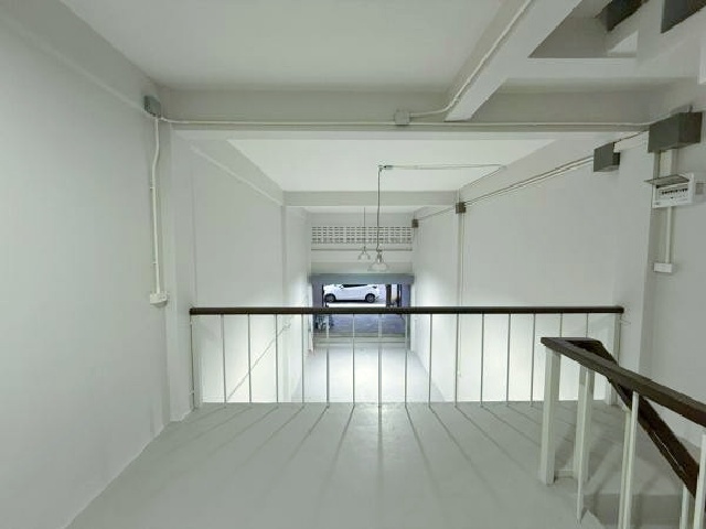 เซ็นทรัล ฉะเชิงเทรา 2.8 กม. ขาย-เช่าอาคารพาณิชย์ 3.5 ชั้น ปรับปรุง ทาสีใหม่ 25 ตร.วา.305 ตร.ม.3 นอน 2 น้ำ ทำเลดี ติดถนน แม่น้ำบางปะกง