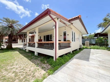 บ้านเดี่ยว 2 ห้องนอน ให้เช่า ทำเลเงียบสงบ ใกล้หน้าทอน เกาะสมุย พร้อมอยู่ เฟอร์ครบ เดินทางสะดวก ใกล้ชายหาดเพียง 1 กม.