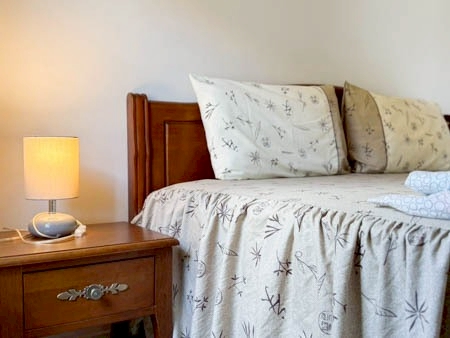 บ้านเดี่ยว 2 ห้องนอน ให้เช่า ทำเลเงียบสงบ ใกล้หน้าทอน เกาะสมุย พร้อมอยู่ เฟอร์ครบ เดินทางสะดวก ใกล้ชายหาดเพียง 1 กม.