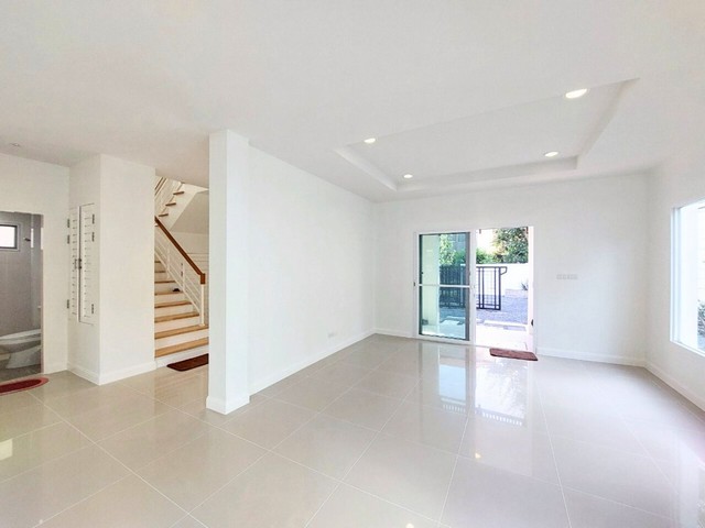 บ้านเดี่ยวมือสอง รีโนเวทพร้อมอยู่ เดอะเซนโทร วัชรพล หลังริมเนื้อที่ 66.7 ตร.ว.ใกล้สนามบินดอนเมือง ใกล้ทางด่วน จตุโชติ