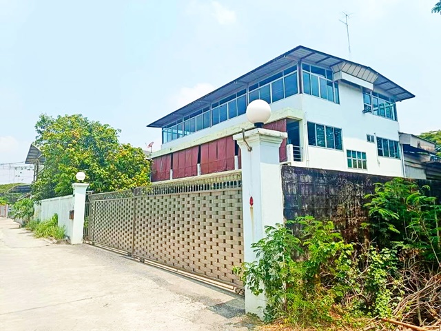 รถไฟฟ้า ตลาดมีนบุรี 1.5 กม. ให้เช่าด่วน อาคารพาณิชย์ 3ชั้น และ โกดัง รวม 1382ตรม.  บนพื้นที่ 1 ไร่ ย่านมีนบุรี 