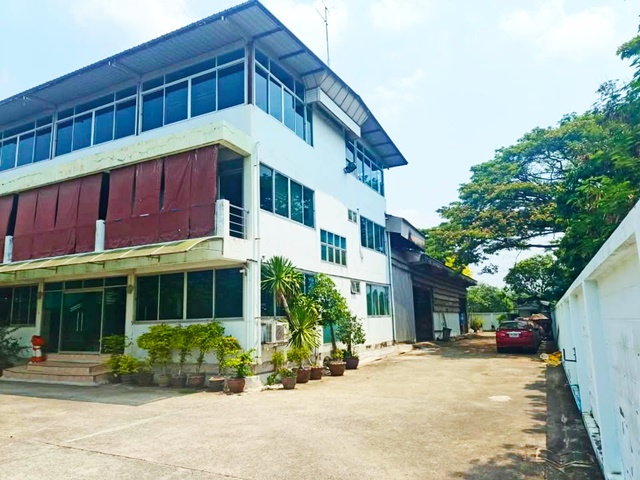 รถไฟฟ้า ตลาดมีนบุรี 1.5 กม. ให้เช่าด่วน อาคารพาณิชย์ 3ชั้น และ โกดัง รวม 1382ตรม.  บนพื้นที่ 1 ไร่ ย่านมีนบุรี