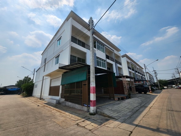 อาคารพานิชย์ให้เช่า 3 ชั้น หลังมุม ตกแต่งใหม่ ถนนเอกชัย ใกล้วัดโพธิ์แจ้ เหมาะทำโฮมออฟฟิต ถนนกว้าง จอดรถสบาย