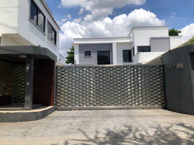 บ้านเดี่ยว เนื้อที่ 1 ไร่ บ้าน 2 หลัง บ้านสวยพร้อมอยู่ ใกล้ รพ ศิริราช 3.5 km อยู่ในซอยจรัญ 35