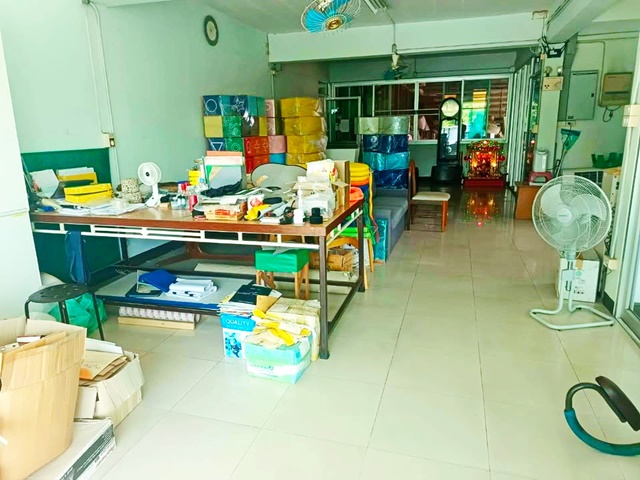 อาคารพาณิชย์ 3ชั้น ให้เช่าด่วน  และ โกดัง รวม 1390ตรม. รถไฟฟ้า ตลาดมีนบุรี 1.5 กม.  บนพื้นที่ 1 ไร่ ย่านมีนบุรี