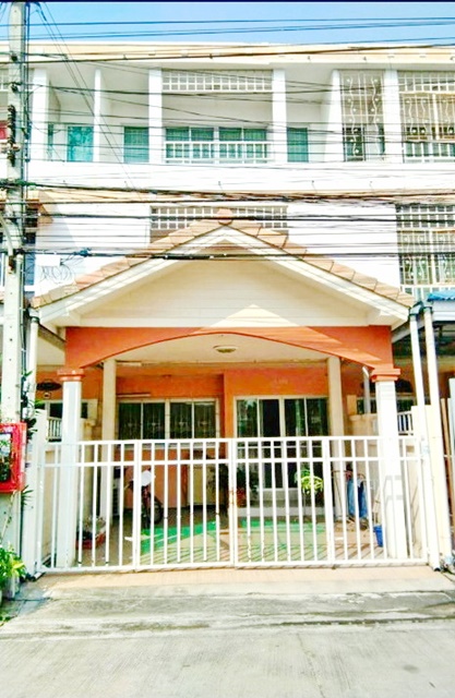 รร.สายไหม 1.4 กม.บิ๊กซี สุขาภิบาล5 600 ม.BTSคูคต 900ม. ทาวน์เฮ้าส์ 3 ชั้น เฟอร์ครบ 4 นอน ติดถนนสายไหม 18 ตร.วา.2 น้ำ  3 แอร์ 