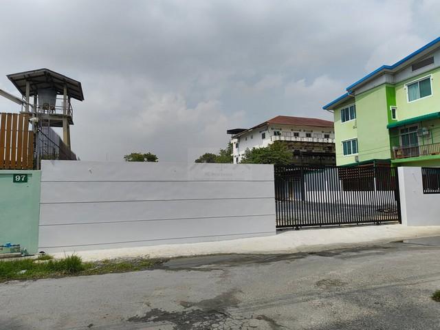 HR 6007 ให้เช่าที่ดินเปล่า 576 ตรว. (1 ไร่ 176 ตรว.) พร้อมอาคาร ซอยพัฒนาการ 20 ถมสูง มีรั้วรอบขอบชิด ใกล้จุดขึ้นลงทางด่วน